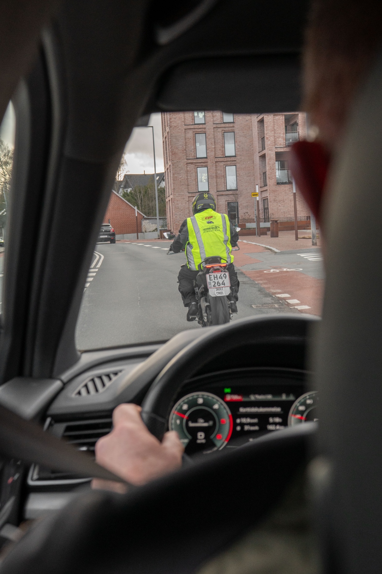 MC-elev kører foran følgebilen i Odder