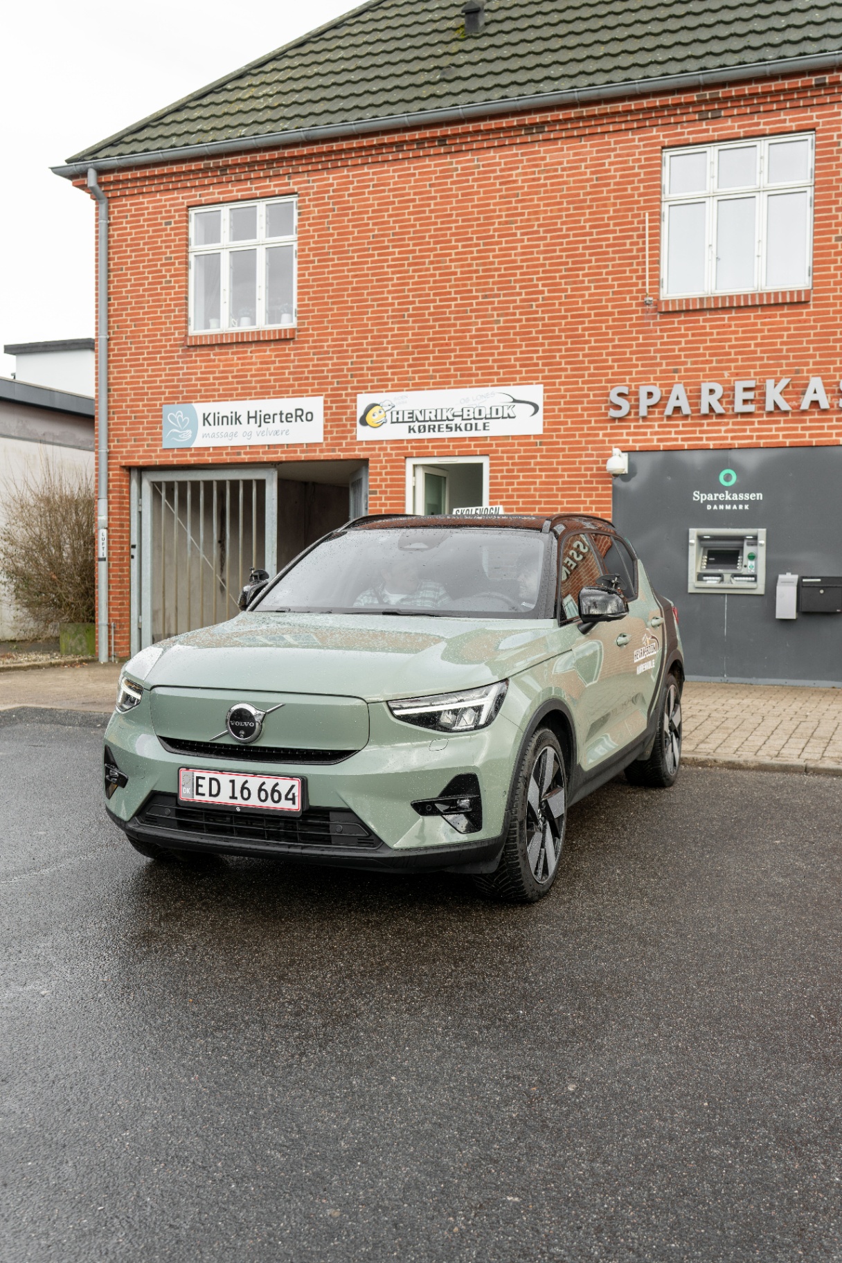 Skolevogn – Volvo XC40 foran Henrik Bo & Jacobs Køreskole i Odder