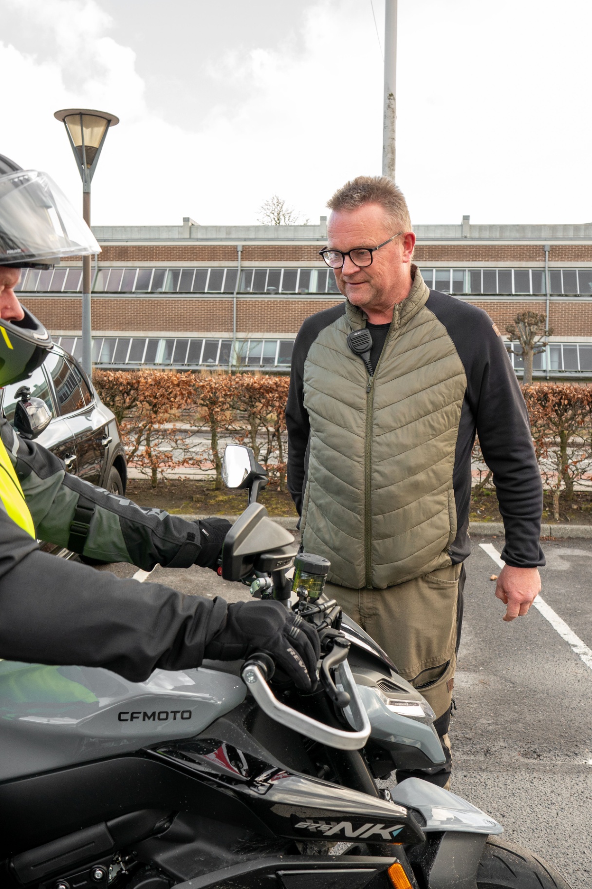 MC-elev og kørelærer gennemgår motorcyklen