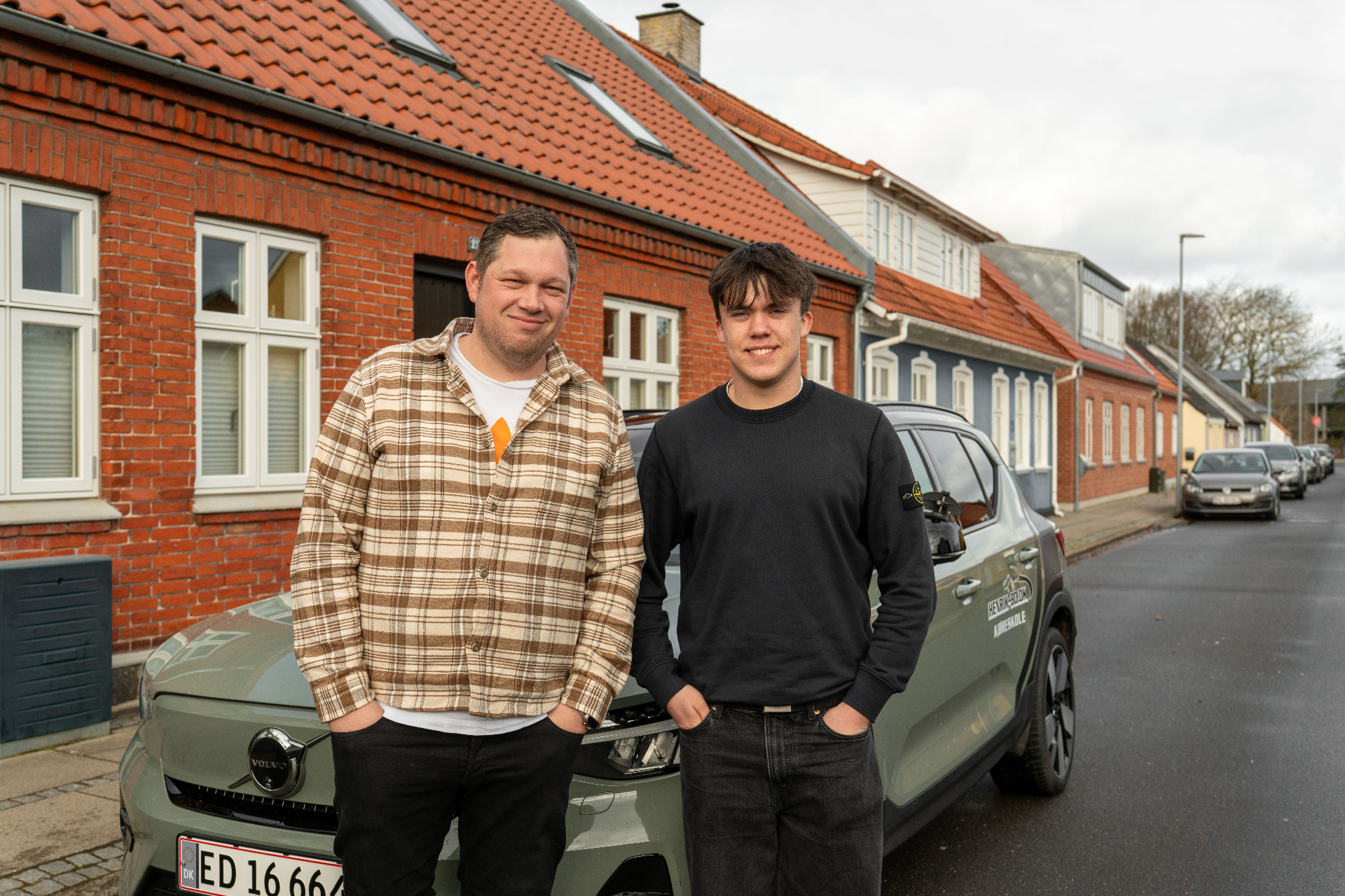 Kørelærer og elev foran skolebilen i Odder